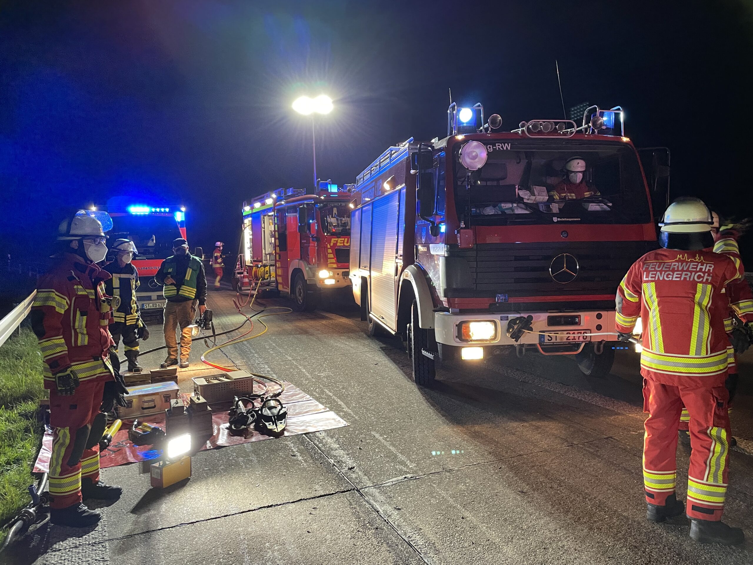 10.04.2022 – 23:47 – Verkehrsunfall Personen eingeklemmt – Deine Feuerwehr Lengerich in Westfalen